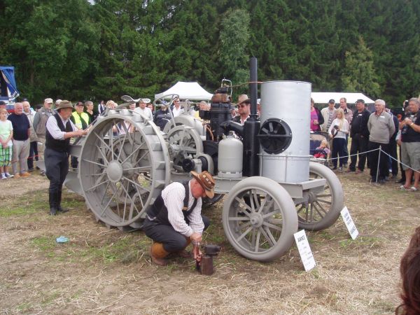 Avance 1913 käynnistystä.
Suomen vanhin antaa kyntönäytöksen 31.8.2013 entisillä kotipelloillaan Eurajoen Vuojoen kartanossa.
