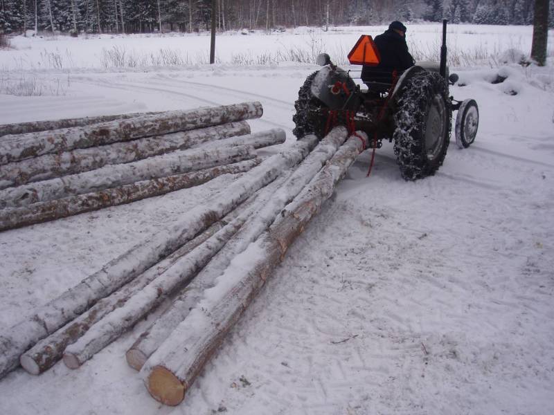 Fergu saapumassa laanille.
Pitäähän fergunkin päästä joka talvi näyttämään miten puu kulkee metsästä 27 hevosella ja lovipankalla.
Kone on vuodelta 1956 ja kuski 1934.
