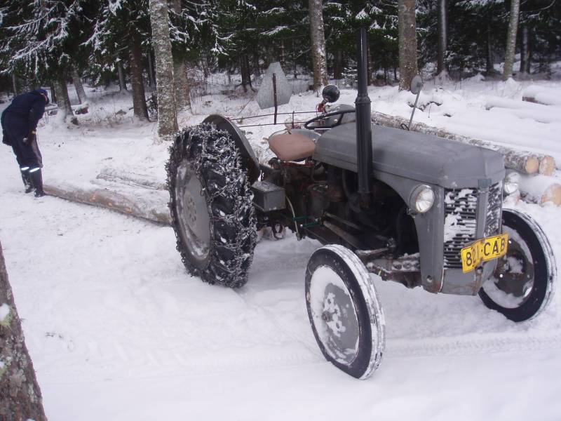 Lumiturpa
Kun diesel-fergu tulee lumisesta metsästä niin ensin kuuluu ketjujen helinä, sitten kuskin lauleskelu ja vasta lopuksi moottorin hurina. Fergun valmistusnumero on 480888 (517.651 valmistettu).

