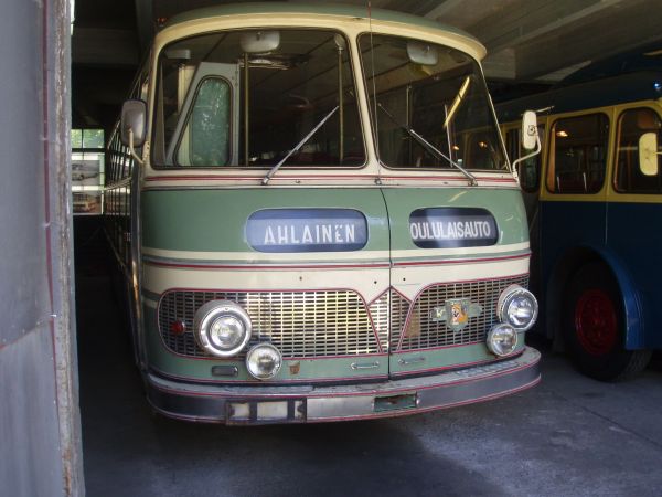 Leyland Leopard /Lehto-kori 1967
Lavian linjurimuseossa säilynyt kaunotar. Ex Matka-autot Oy (Turku-Helsinki), K. Rantasärkkä, jonka väreissä nyt (Ahlainen-Pori), Porin Linjat Oy, Lavian museo. 
