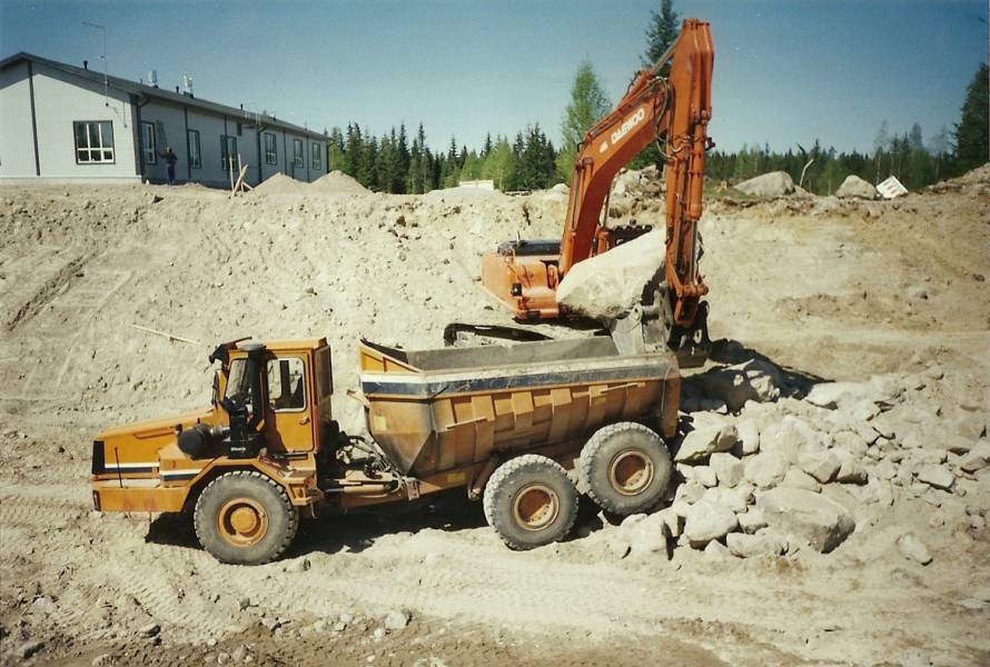 Moxy dumpperi ja Daewoo 290 Solar
Kalle on saanut kunnon "pökäleen" kauhaan ja kohta "porkkanan" lava kolahtaa. Eli tapahtui v.2000 TTS:n harjoitusalueella Vihtijärvellä.
