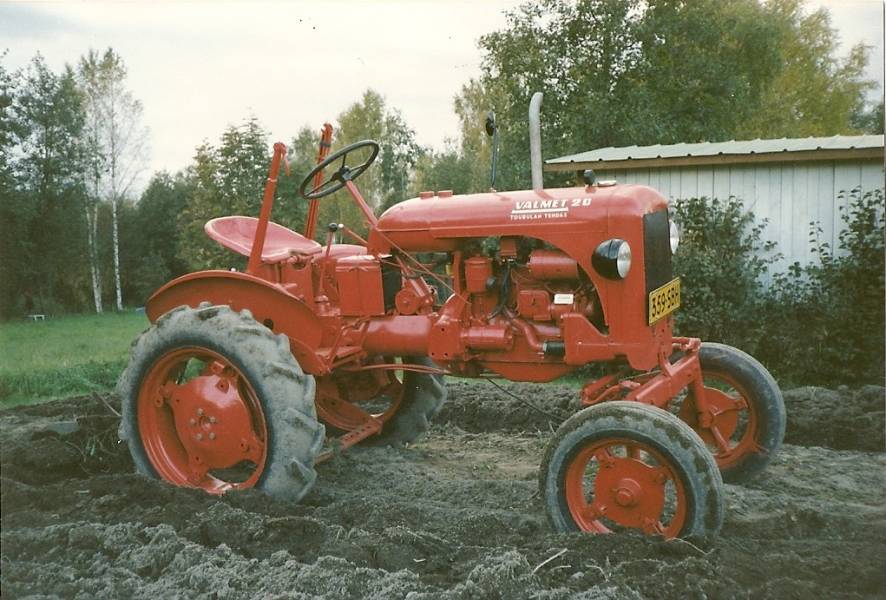 Valmet 20 vm.1958
"Hehtaarien mukaan hevosvoimat" Valtsu kyntää pottupeltoa. Perässä Fiskars "10" hevosaurasta tehty traktoriversio.
