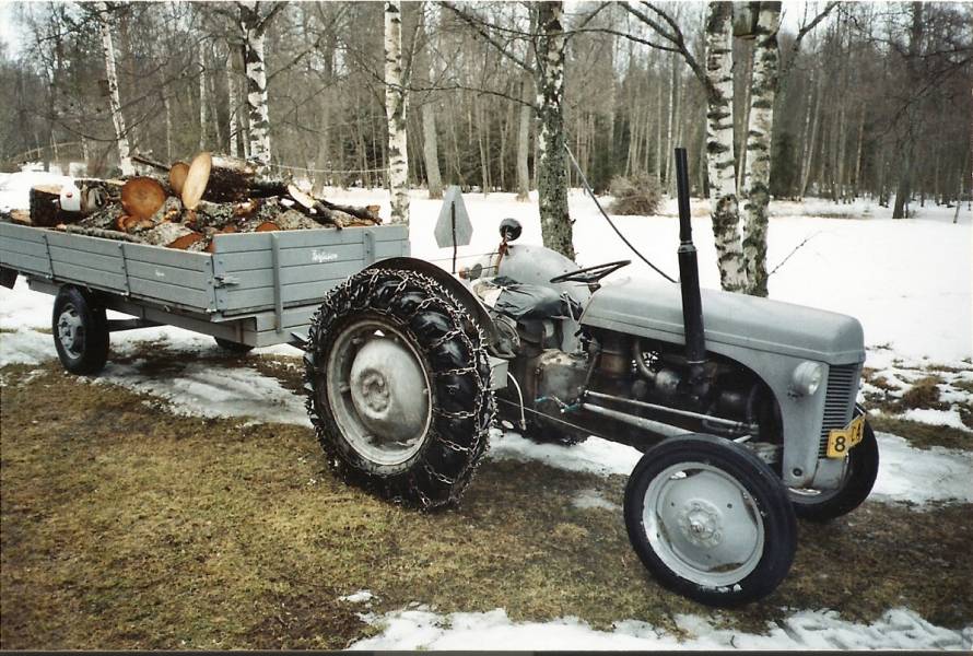 Diesel fergu vuodelta 1956 ja omavalmiste kärry.
Naapurin leppäpölkyt saa kyytiä niin että ketjut helisee.
