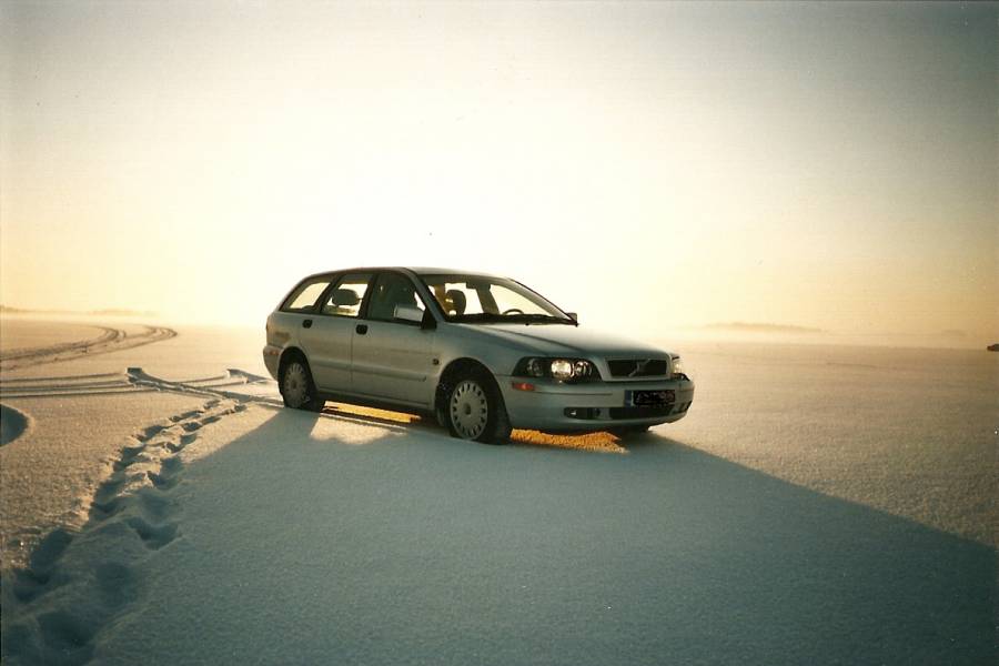 Volvo V40 1,8 Classic Sportswagon 2004
Meren jäällä testailemassa uusia Nokialaisia.
