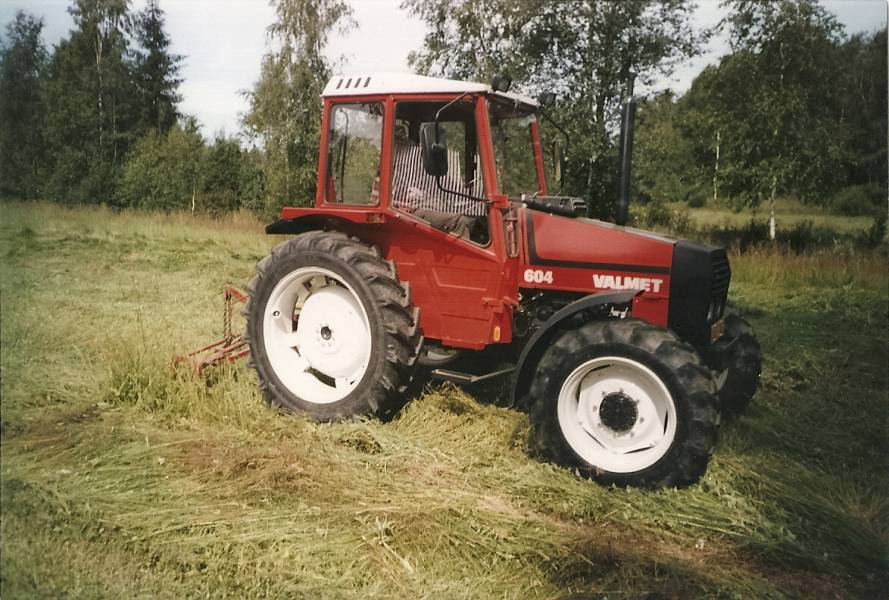 Kesälomalle vahattu Vallu heinänkaadossa. Perässä vanha Muko niittokone.
