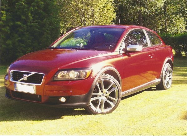 Volvo C30 1,8 2007
Tuli tuunattua oma pikku perus-volvo tänä keväänä. Eli sumarit, 18" vanteet misukoilla, Silkymetal peilikuoret, ja takaspoileri. Päälle vielä Korrekin kiiltoa ;o)
