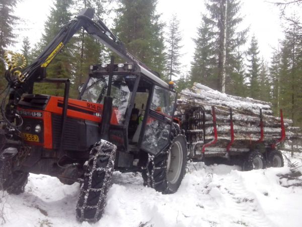 ursus 914, puun ajussa
Tutulle tuulenkaatoja ja muuta hakerangan ajua.
