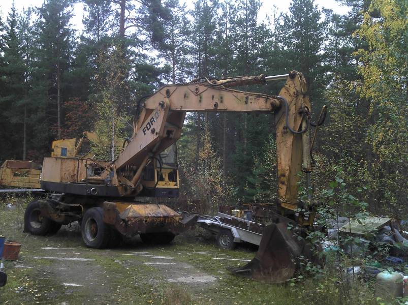 Ford P-47
Lavettikyyti tilattu, joten tuollaisen koneharvinaisuuden pitäisi saapu kotipihaan lähipäivinä. Koneena F4L912 Deutz. Ollut jouten sedän konelaanilla about 15 vuotta.  Mittarissa vähän rapiat 6000h,joten pitäisi harrastekäytössä vielä kestää. Service repair kansio myös jenkkilän puolelta hommattu, samoin koneen osalta osa-luetteloa ja huolto-opasta.  Koneesta on myös telaversio H-47.  Kone tunnetaan myös Richier merkkisenä.
Avainsanat: retro,ford,excavator,richier,pyörä-alustainen,ympäripyörivä