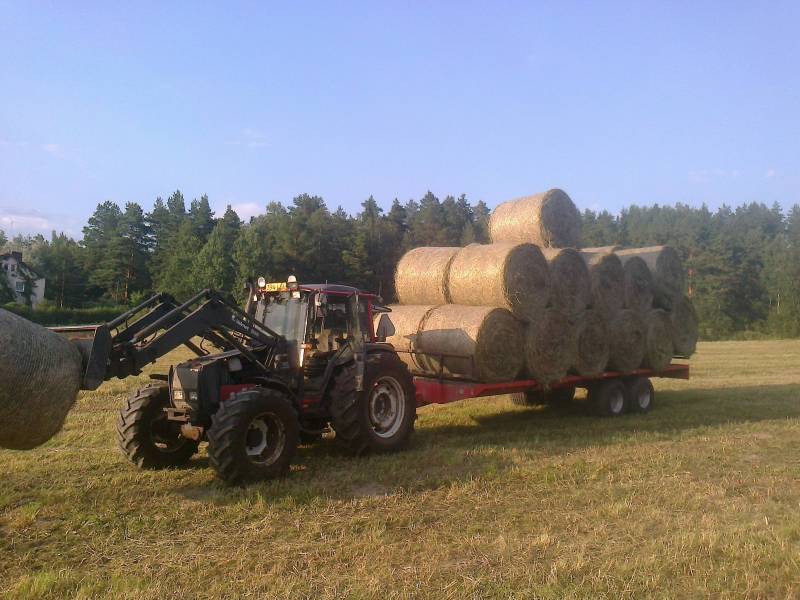 kuiviaheiniä
pörriäinen (valmet 865) ja pikku hyväkone.
