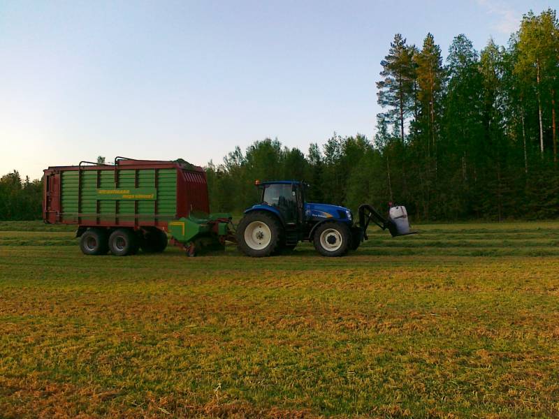 rehuntekoa
New Holland t6030 ja strautmann mega vitesse 2
