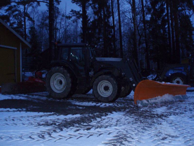 N 141 lähdössä auraamaan!
N 141 h, Rote 320 ja Vama 380 ekaa kertaa tänä talvena auraamaan.
