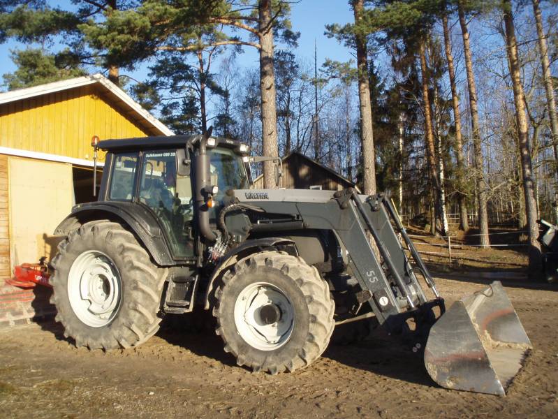 N141 
Valtra N141 h ja vama.
