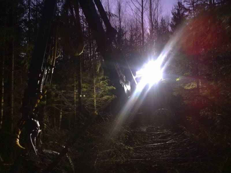 Pro Silva 810
Hieman kuvaa prosilvan motosta vaikkei paljoa näekkään :D
Avainsanat: metsäkoneet valot Prosilva