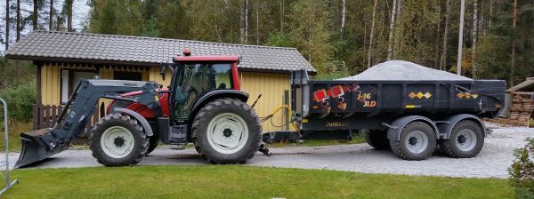 valtra n91 ja junkkari 16
Meinaa valtosta loppuu voima junkkarin edessä.
