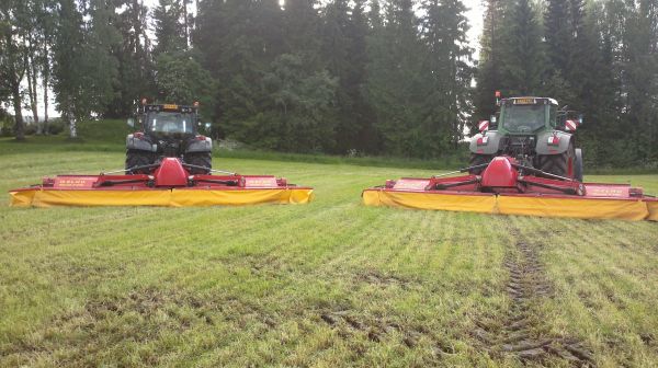 Tämän kesän niittokonneet :D
Niittokonneet parkiin huollon jälkeen.
Avainsanat: Valtra,Fendt ja elhot