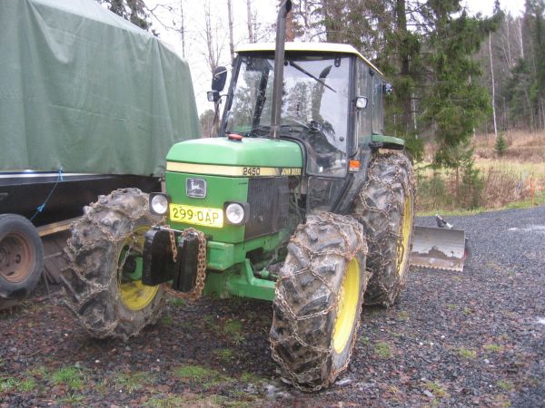 John deere 2450
Tuolla pitäisi lumityöt tehdä tänä talvena.
