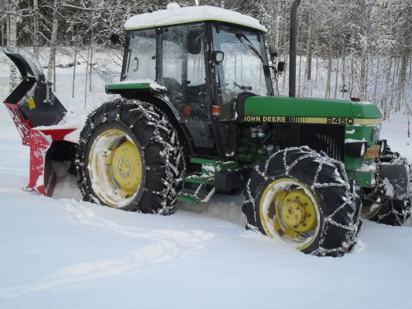 John deere 2450 ja Leppä 255
Lumikone
