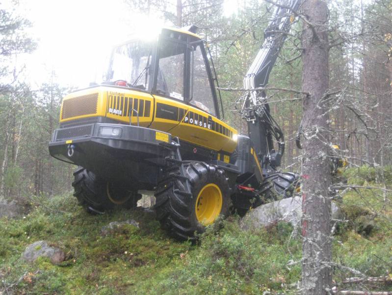 Ponsse
Koulun uus tulokas. Ponsse Beaver 2011. c22 + h53

Kuvaus hetkellä tunteja noin 100-150.
