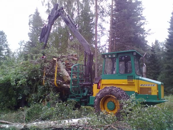 Puun ajoa tontilta
Sukulaisen S-15
Avainsanat: ponsse s-15