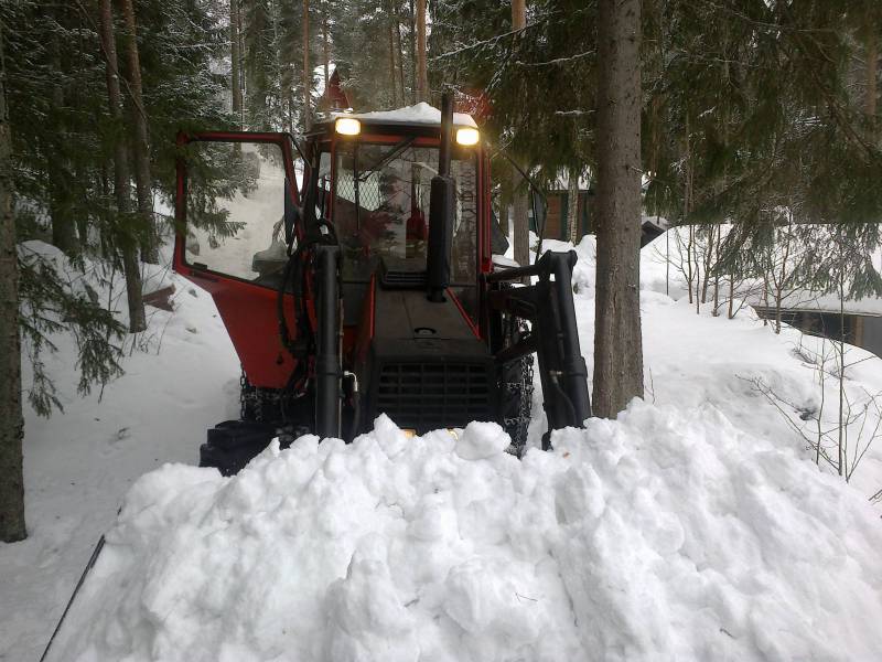 mökillä pihan aurausta
Avainsanat: valmet lumi mökkitie