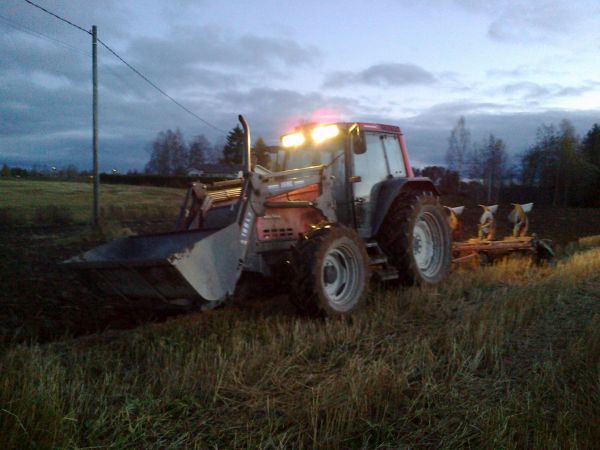 Kyntöjä syksyllä 2012
Valtra 6350 ja Kverneland
