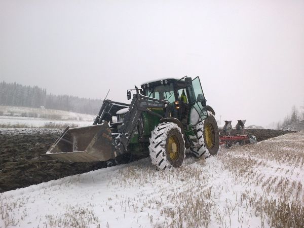 Kyntöjä työpaikalla syksyllä 2012
JD 6620 ja kvernelandit
Avainsanat: john deere kverneland