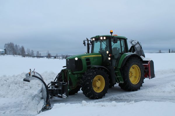 Jontikka poseeraa
John Deere 6930 & Strak Perhosaura & Esko 4251 Ruuvilinko. :)
Avainsanat: John Deere