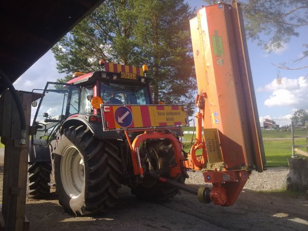 laki vaatii tämmöset "hienot" kyltit...
n141 ja agrimaster FZL250 piennarmurskain
Avainsanat: valtra agrimaster