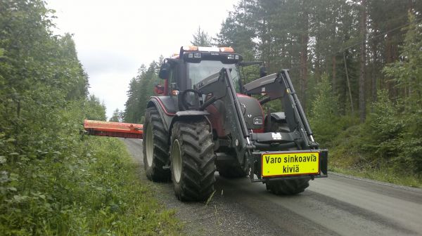 niittämässä jossainpäin suomee.
valtra n141 ja agrimaster
Avainsanat: valtra n141 agrimaster