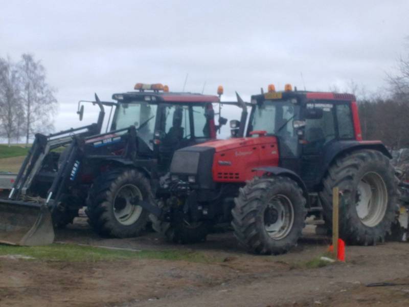 valtra n141 ja valtra 8950 vama perässä
Avainsanat: valtra 8950 n141 vama