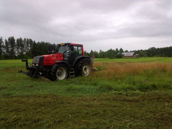 järvenranta peltoja siistiks :)
8950 ja gabe
Avainsanat: valtra 8950 gabe