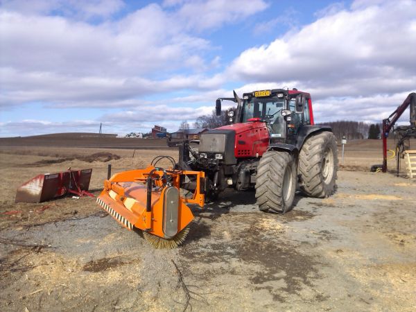 valtra 8950 ja harjakone
kevään 2014 harjaukset
Avainsanat: Valtra 8950 fmg harjakone