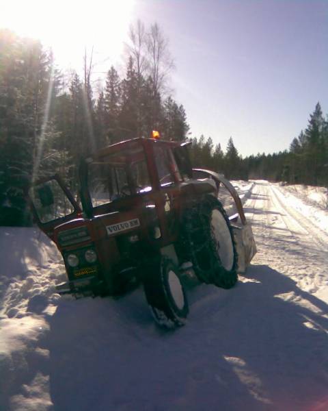 Volvo bm 500
suurteho linko perässä, etupainoja olemattomasti, ohjausnivelissä välystä ja jarrut toimii vasta kun on jonkin verran pumpannu! Tietäähän sitä mitä siitä tulee.
Avainsanat: Volvo bm500 ojassa