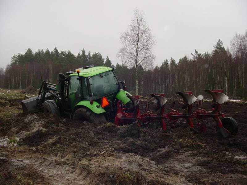 Kyntöä
Deutz ja Agroluxit upoksissa, ja oli piukassa.
