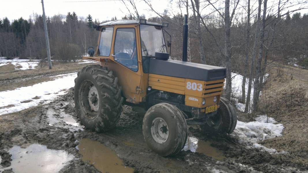 Valmet 700
700 päälle lyöty 803 hytti, pellit ja pakoputki tais siinä muutaki olla
Avainsanat: Valmet 700 803