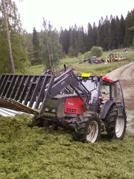 Valtra 6400 vm 2001
Valtura rehusiilon polussa.. Taustalla Vammas Major & Massey-Ferguson 390 Moto.
Avainsanat: VALTRA MAFFIKKA JYTKY siika silakka juti rillaa