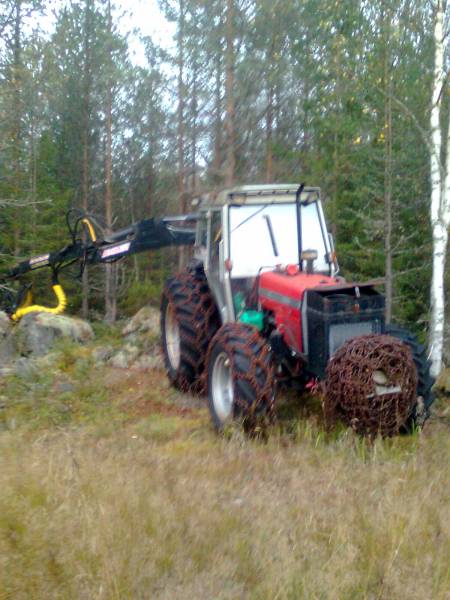 Moto eestä päin
Tässä olisi kuvia kun joku täällä pyyti laittamaan. Massikka pohjilla ja niskassa FARMI:n kuormain ja kourat
Avainsanat: moto verku