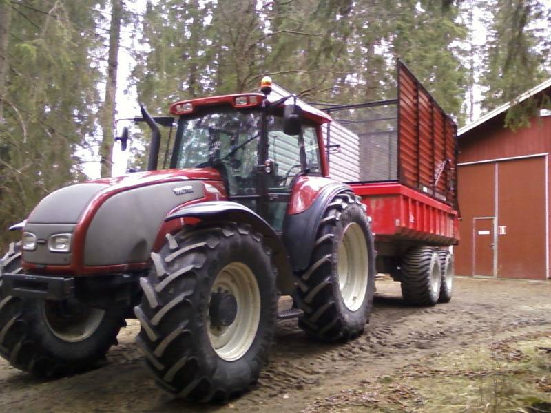 Valtra&Hyväkoneen 18tn perävaunu+itse tehty rehukontti
Tollaisella kärryllä kärrätään rehua :) Teeläinen on JF FCT 900 edessä rehunteossa
Avainsanat: HYVÄKONE VALTRA