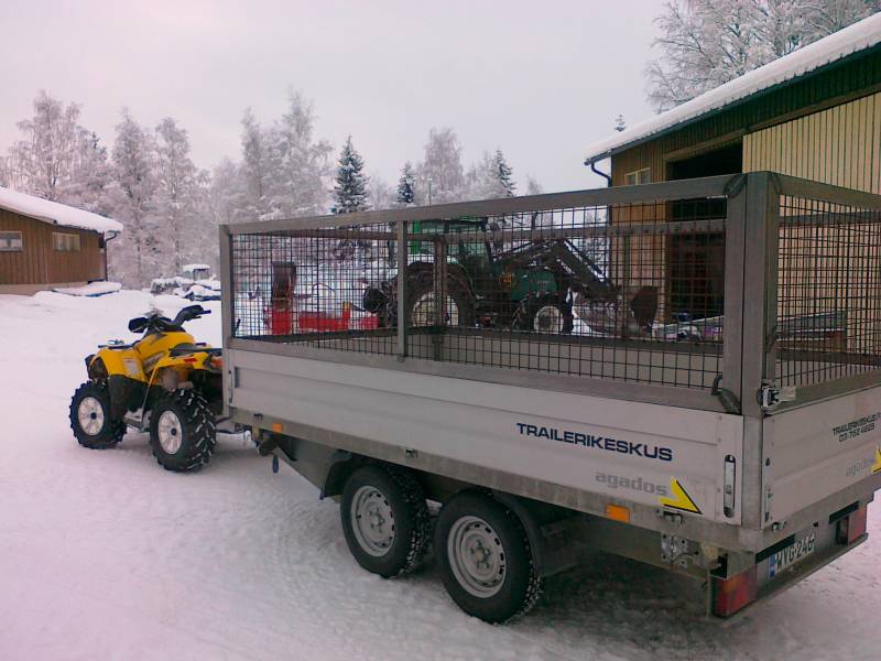 klapikärry hailuxin perään. laidan on home made. tasan 6m3 saa kyytin kun tulee painorajat vastaan veto-autossa ja kärryssä.
Tiää siitä mihin kansioon tämäkin pitäs laittaa :D 
