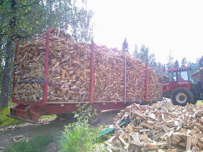 "Liikkuva liiteri"
Puuauton kärrystä rakennettu "liiteri" yli 60m3 sopii klapia kyytiin. Kuivaa hyvin kun, kuorma on ilmassa ja tuuli pääsee huuhtomaan läpi. Syksyllä sitten traktorilla vedetään katokseen.
