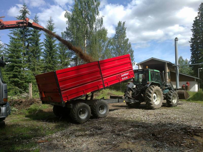 Haketusta 12.
Tämän kesäisiä haketuksia. Hakkurina toimii Kotimaisten energioiden LHM GIANT ja siirrossa Valmet 6400 & Junkkari J13 ja ValtraValmet 8150 & omavalmiste 40m3 hakekontti.
Avainsanat: LHM GIANT ValtraValmet Valmet Junkkari omavalmiste