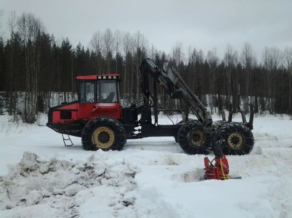 Pellonpenkkojen siistimistä vanhuksella.
Pellon penkkojen siistimistä näin hiihtoloman kunniaks. Kalustona Valmet 862 ic ja naarvan 1000-23 giljotiini koura.
Avainsanat: Valmet Naarva 1000-23 Koura