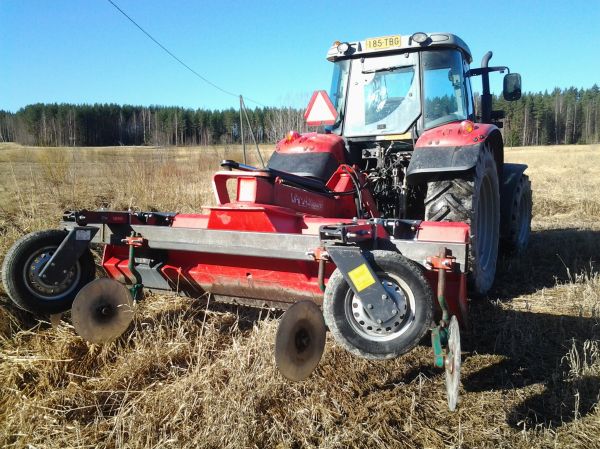 Arvatkaas mitä tällä tehdään?
Eli arvauksia mitä kyseisellä laitteella tehdään. Veturina Massey Ferguson 5465 dyna-4
Avainsanat: Massey Ferguson