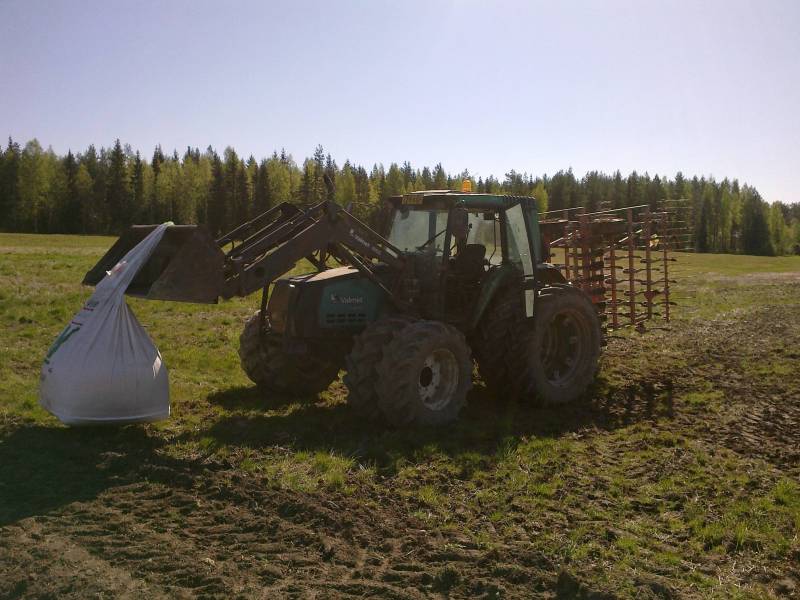 Valmet 6400 ja vääderi
Hätäensiapua simultan nälkään.
