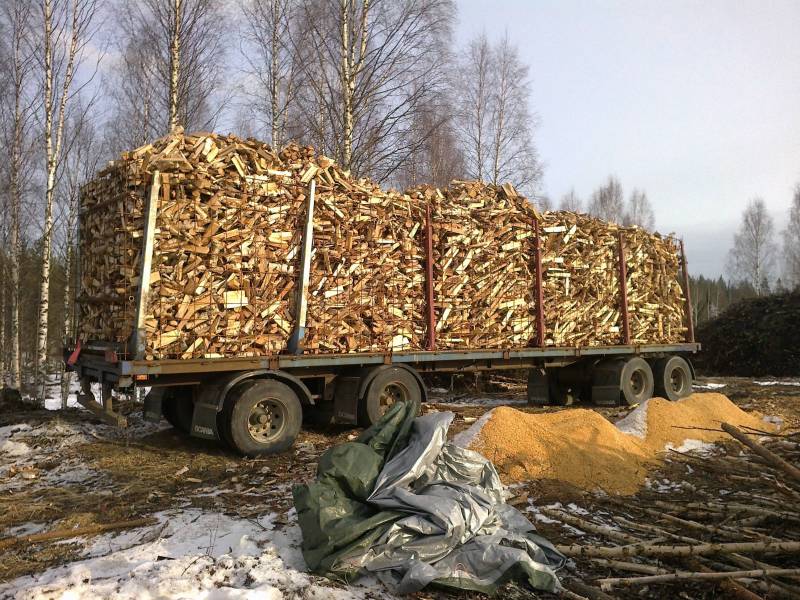 Ja lisää klapi kärriä...
Tuommonen tuli kevään kunniaks rakennettua
