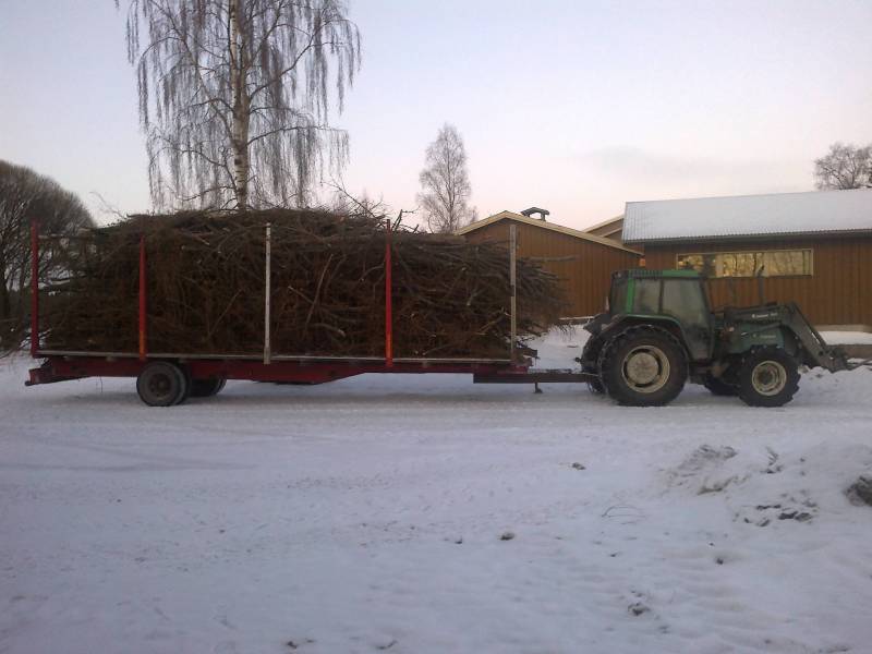Risukuorman poikasta. Kärri rakennettu puuauton kärrystä. pituus 10m pankoilla korkeutta 2.70m. Että ihan mukavan nyytin saa tulemaan mukana :)
