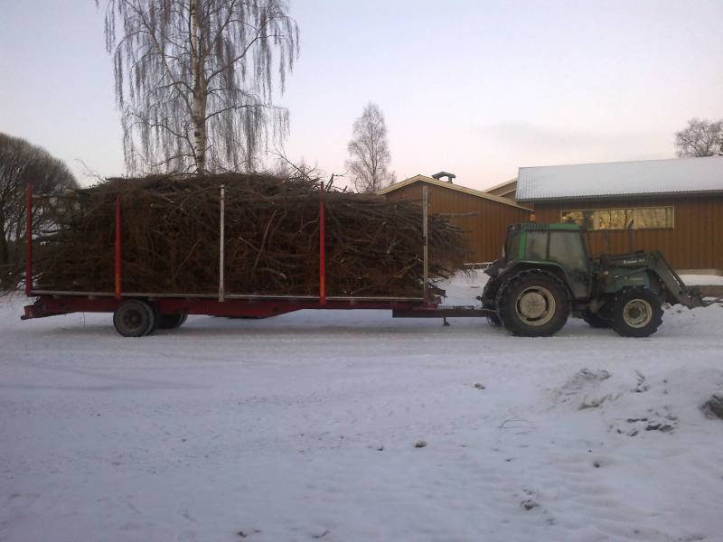 Risukuorman poikasta. Kärri rakennettu puuauton kärrystä. pituus 10m pankoilla korkeutta 2.70m. Että ihan mukavan nyytin saa tulemaan mukana :)
