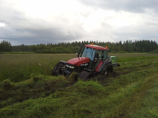 Urakka kusee
Vahingossa ajettua tuohon kun niittokonetta seuras ja sitten humpasahti. :D
