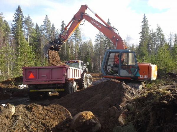 Hiekkaa
Hiekkaa ajettiin talonpohjalle 
