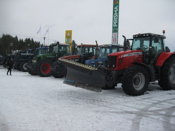 Traktorimarssi ylivieskassa
paikalla oli noin ~70 traktoria 
Avainsanat: massey ferguson fendt valtra traktorimarssi